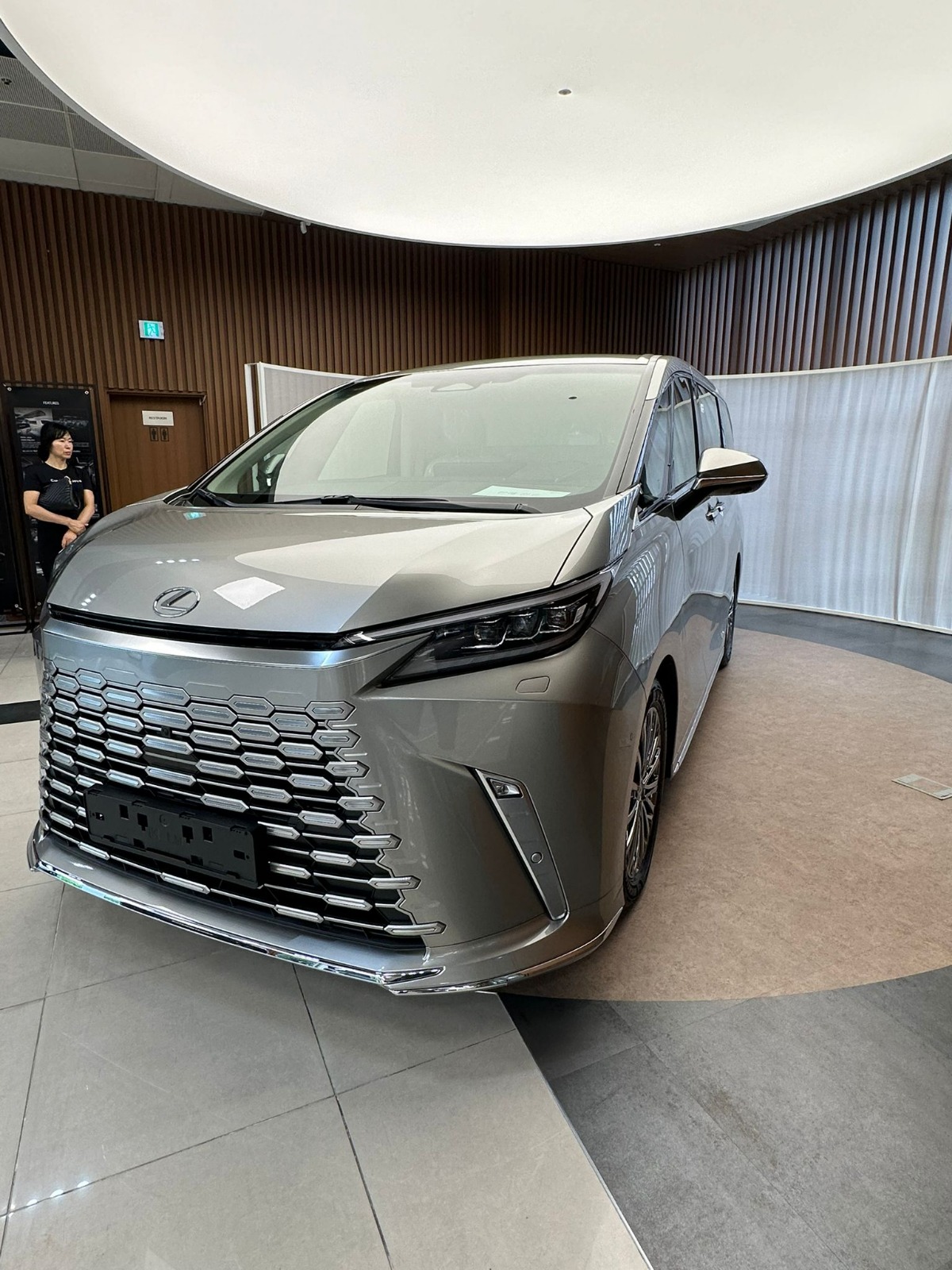 Lexus LM350h 2,5l Hybrid 4 seats 2024 (7)