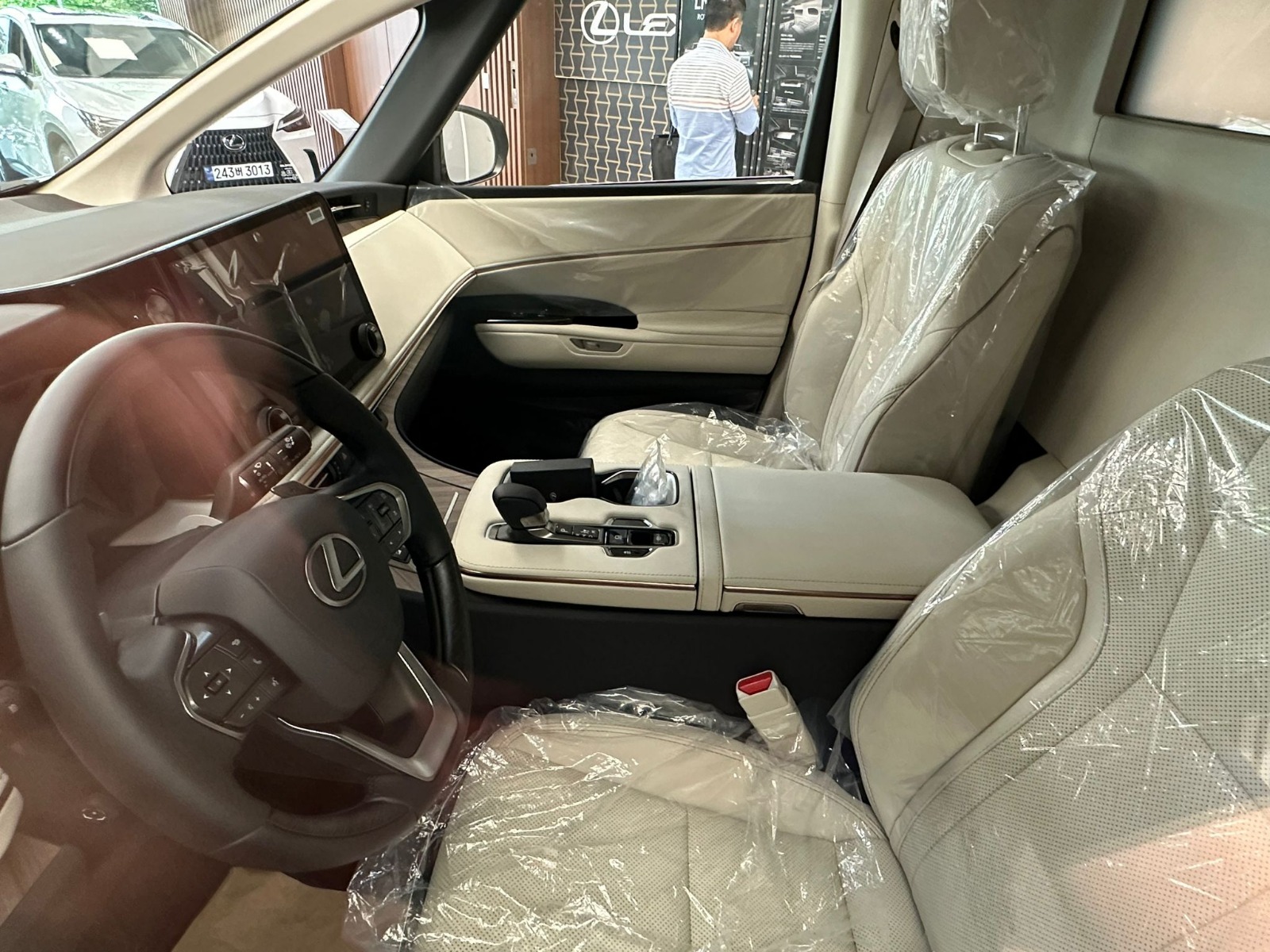 Lexus LM350h 2,5l Hybrid 4 seats 2024 (8)