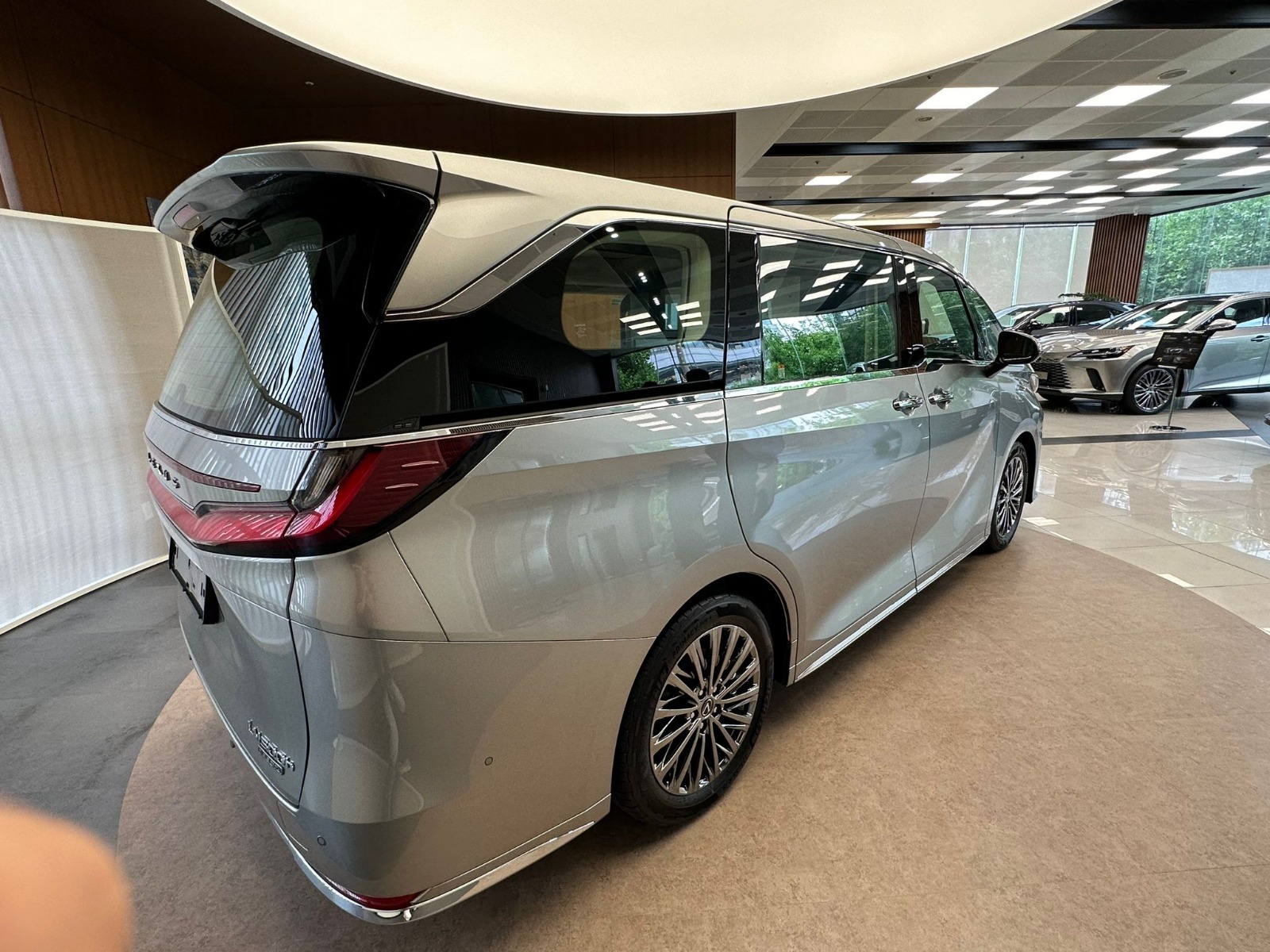 Lexus LM350h 2,5l Hybrid 4 seats 2024 (9)