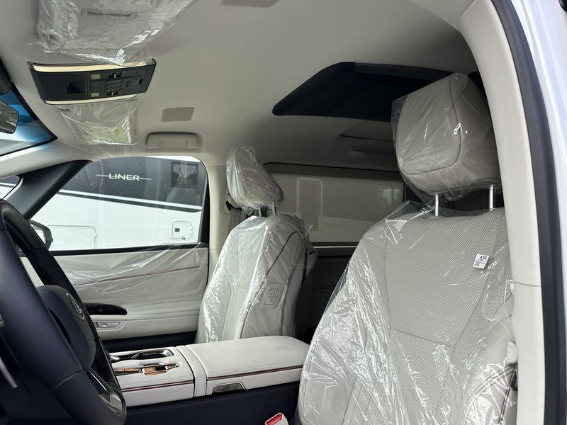 Lexus LM350h 2,5l Hybrid 7 seats 2024 (7)