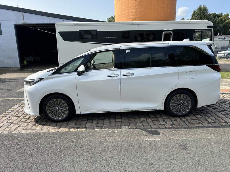 Lexus LM350h 2,5l Hybrid 7 seats 2024 (8)