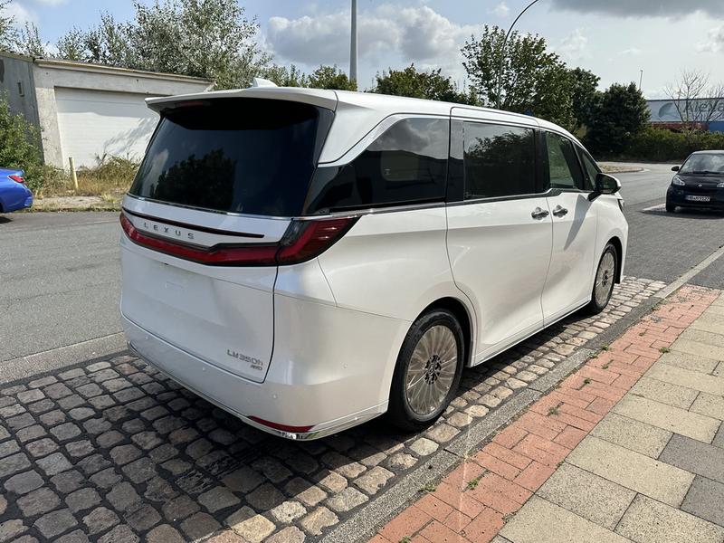 Lexus LM350h 2,5l Hybrid 7 seats 2024 (11)