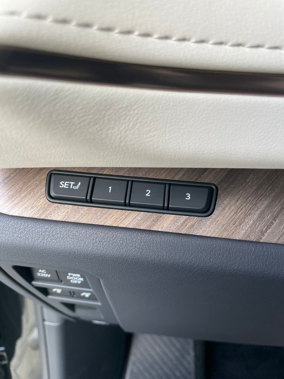 Lexus LM350h 2,5l Hybrid 4 seats 2025 (8)