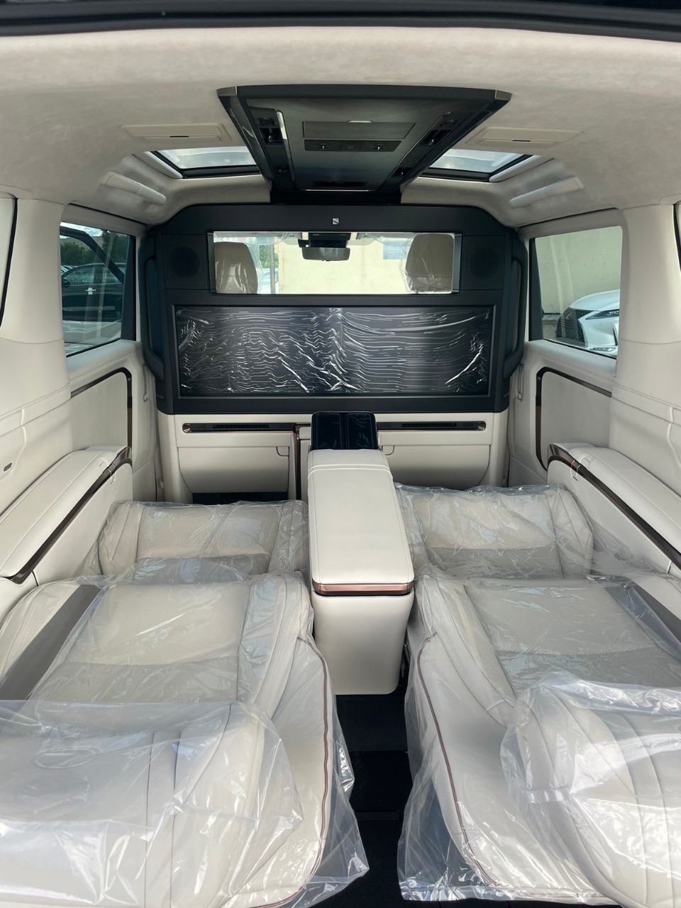 Lexus LM350h 2,5l Hybrid 4 seats 2025 (9)