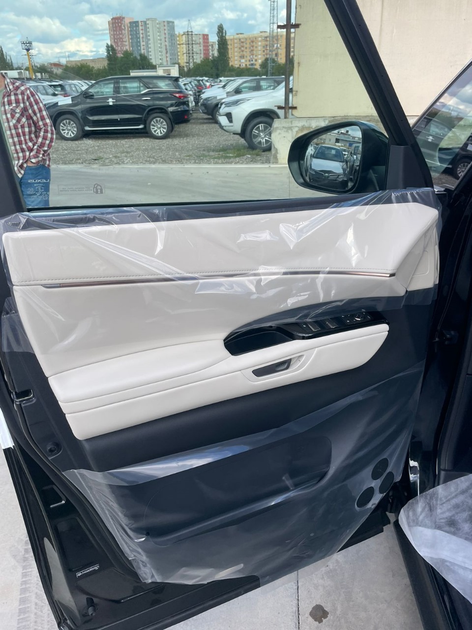 Lexus LM350h 2,5l Hybrid 4 seats 2025 (13)