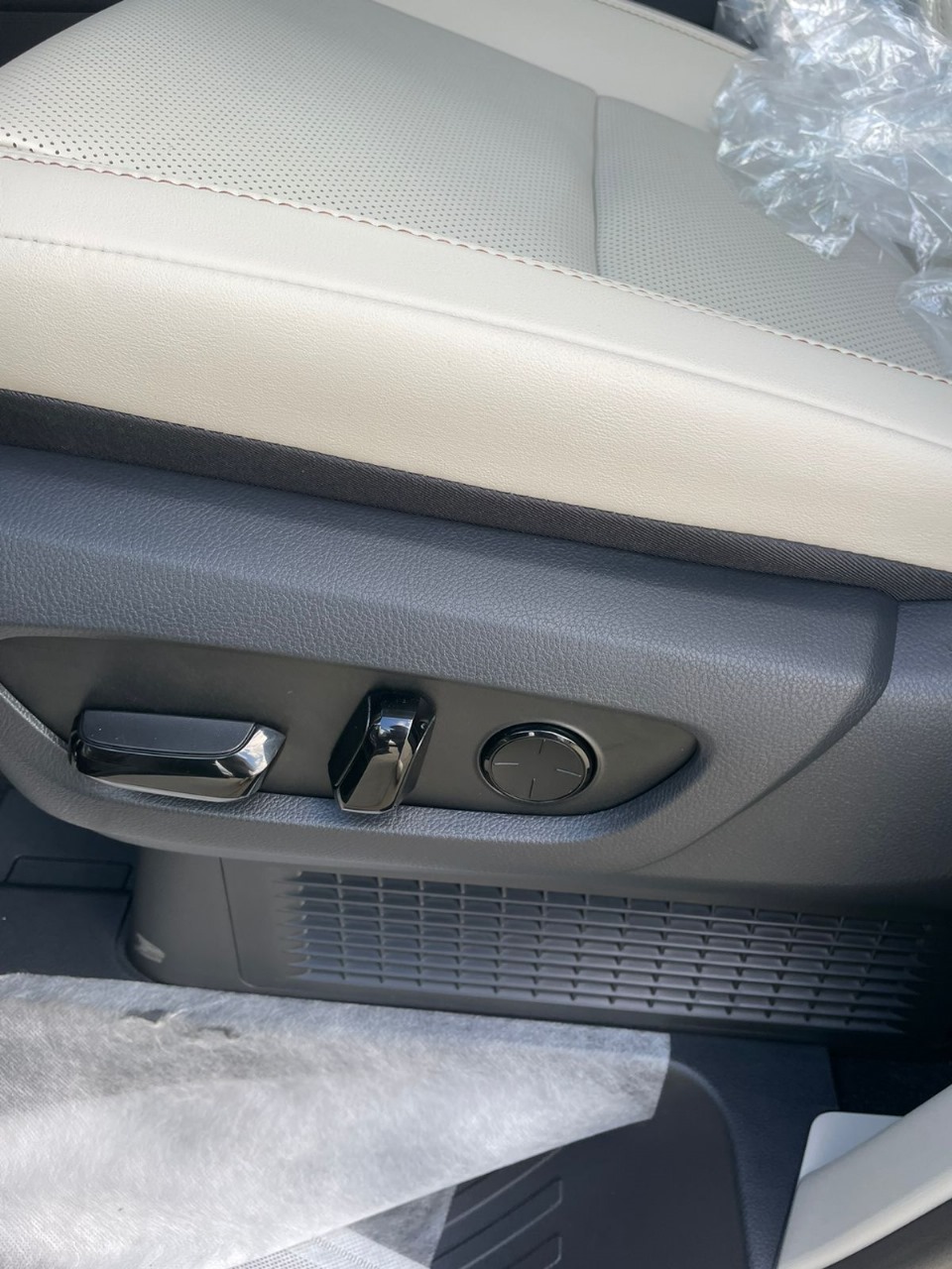 Lexus LM350h 2,5l Hybrid 4 seats 2025 (14)