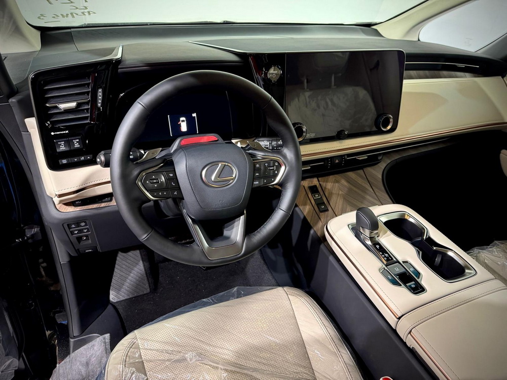 Lexus LM350h 2.5l Hybrid 4 seats 2025 (8)