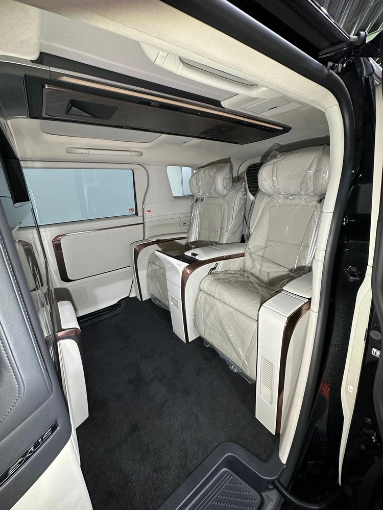 Lexus LM350h 2.5l Hybrid 4 seats 2025 (9)