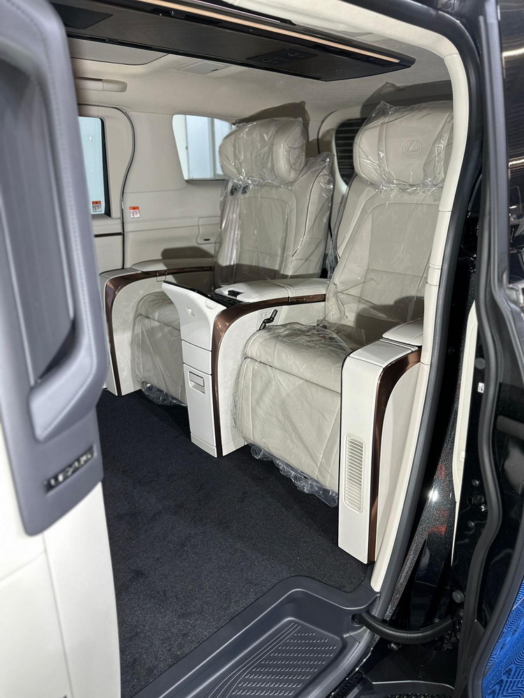 Lexus LM350h 2.5l Hybrid 4 seats 2025 (11)