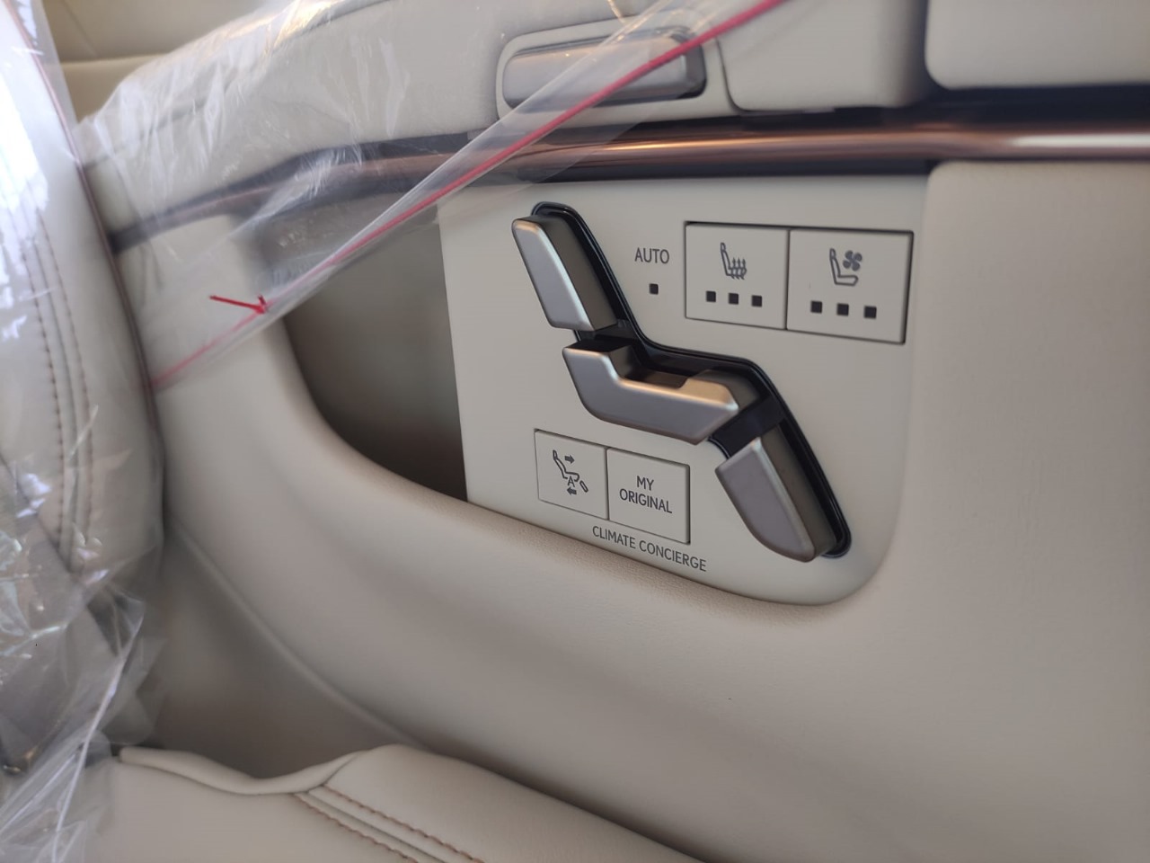 Lexus LM350h 2,5l Hybrid 7 seats 2025 (9)
