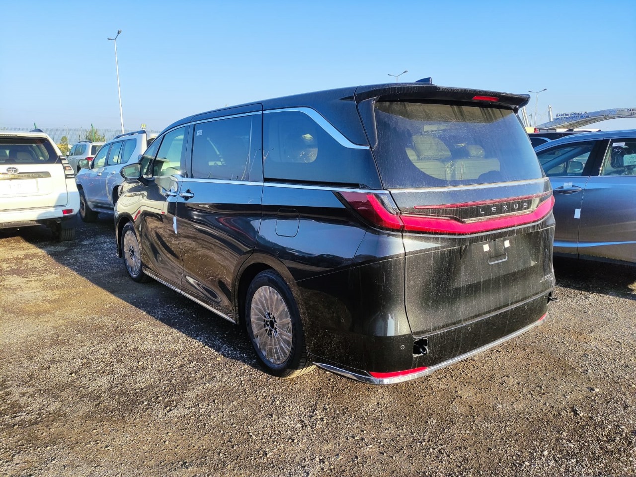 Lexus LM350h 2,5l Hybrid 7 seats 2025 (11)