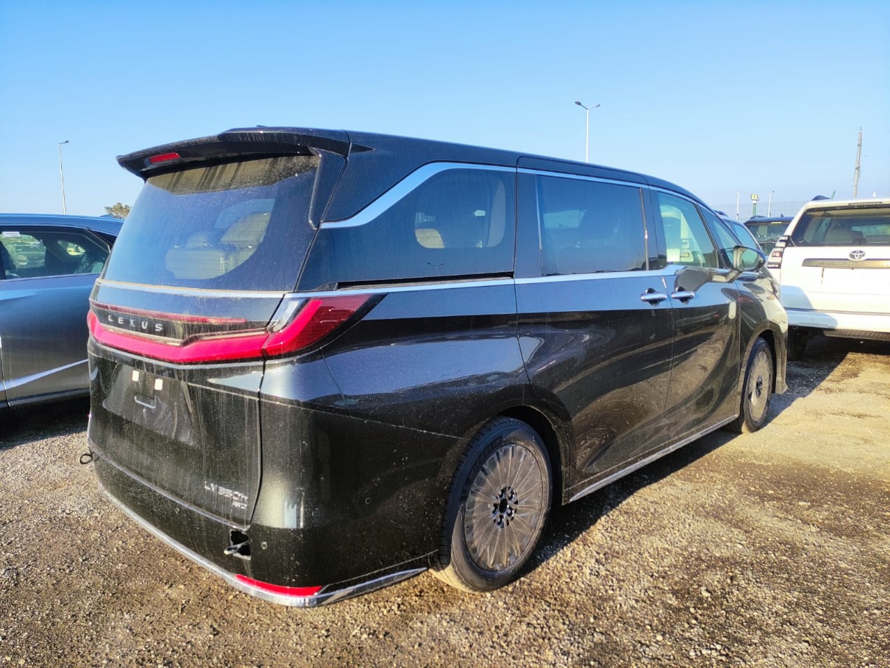 Lexus LM350h 2,5l Hybrid 7 seats 2025 (12)