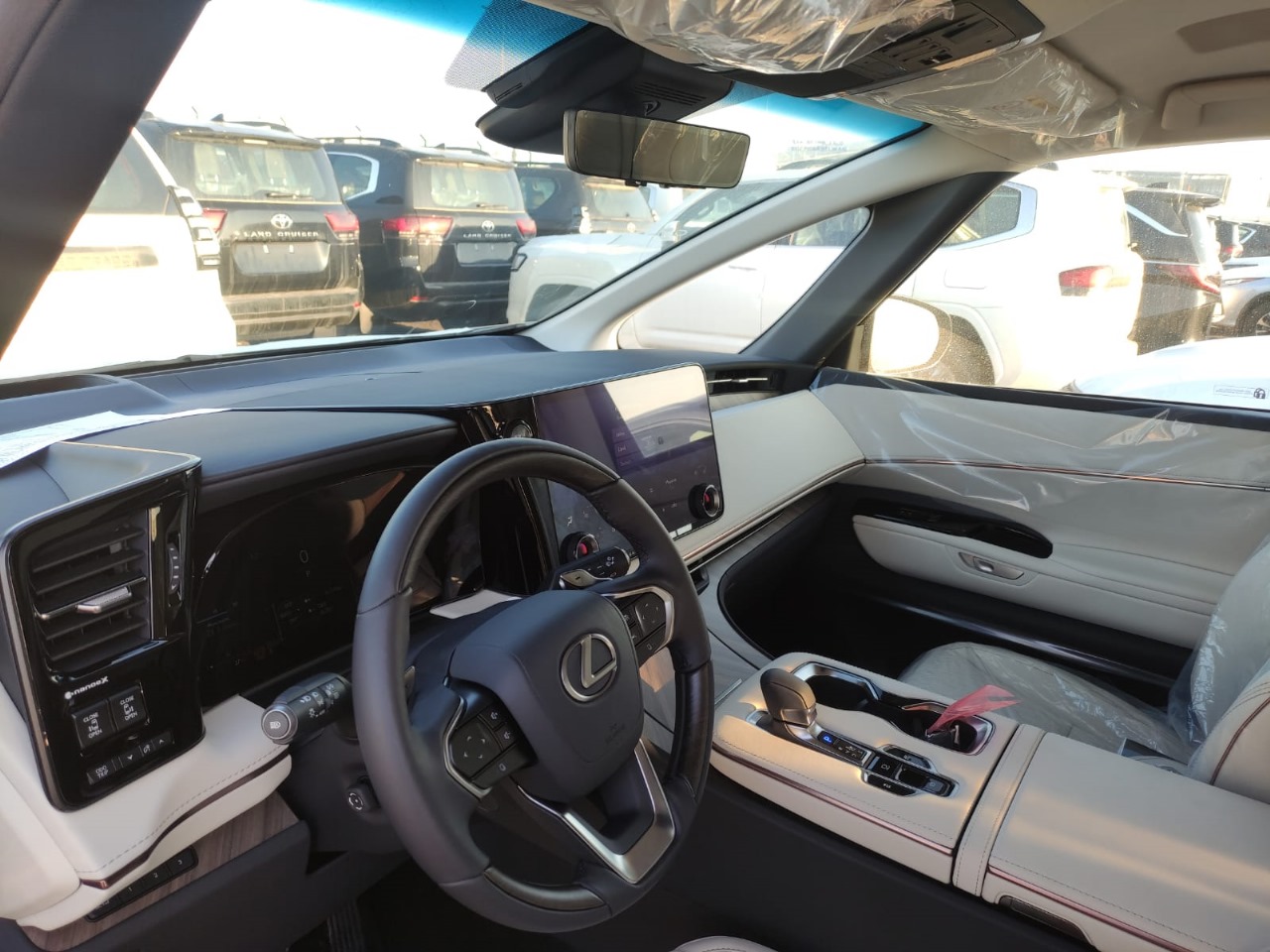 Lexus LM350h 2,5l Hybrid 7 seats 2025 (14)