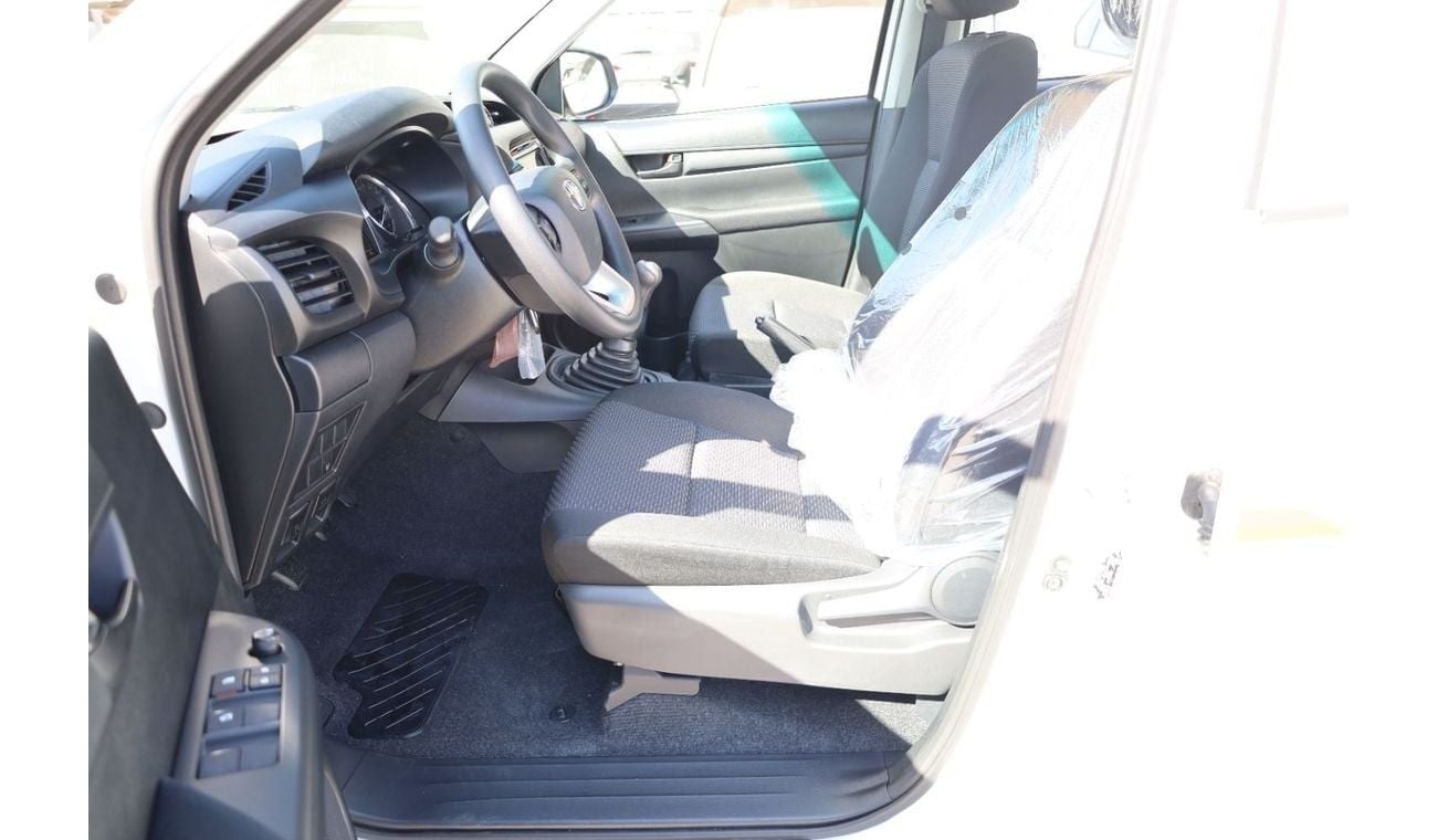 Toyota Hilux 4x2 DC 2.4L MT Diesel 2025 (10)