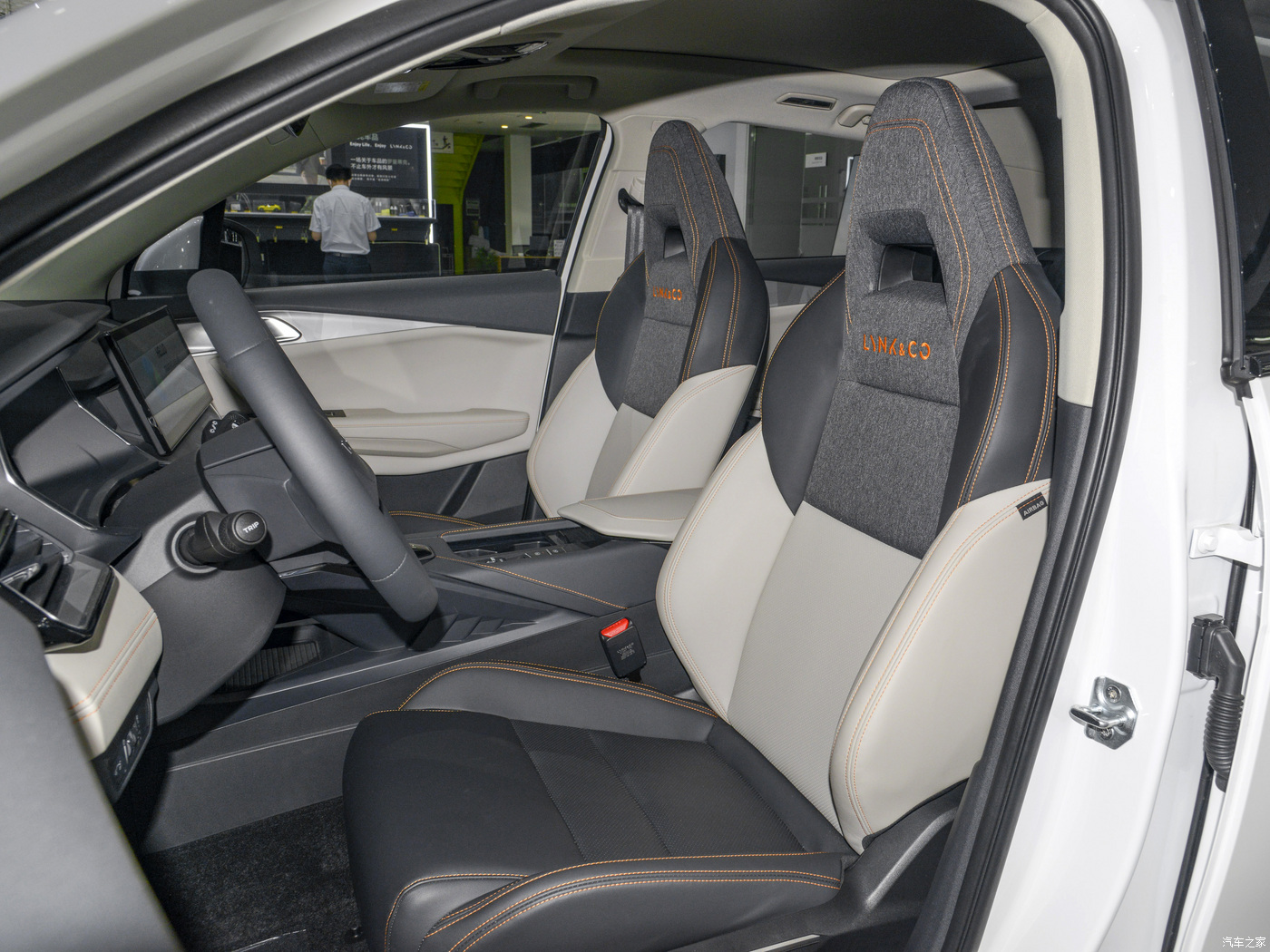Lynk Co 220 4WD Performance Halo (12)
