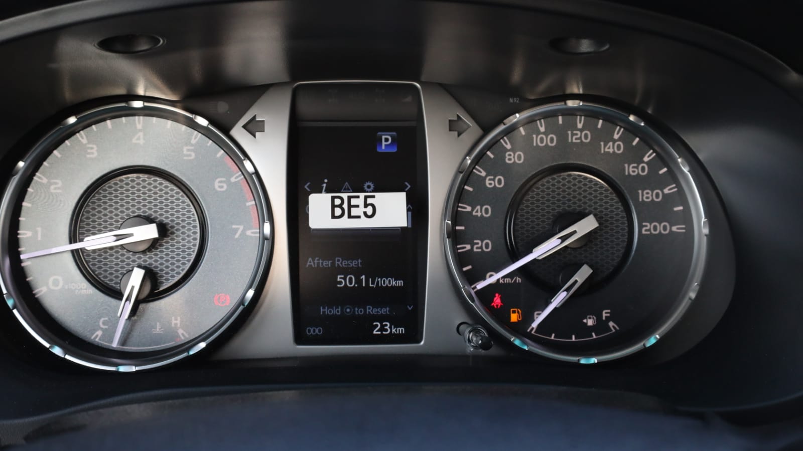 Toyota Hilux Double Cab 2.7L 2025 (9)