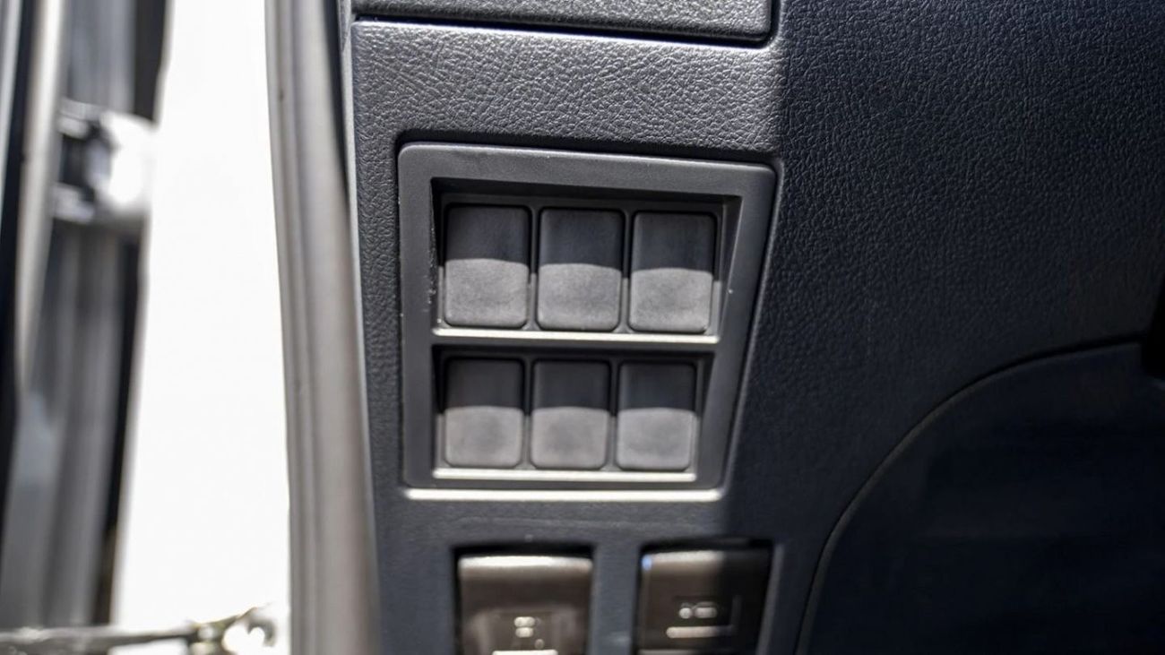 Toyota Hilux 2.4L AT 2025 (7)