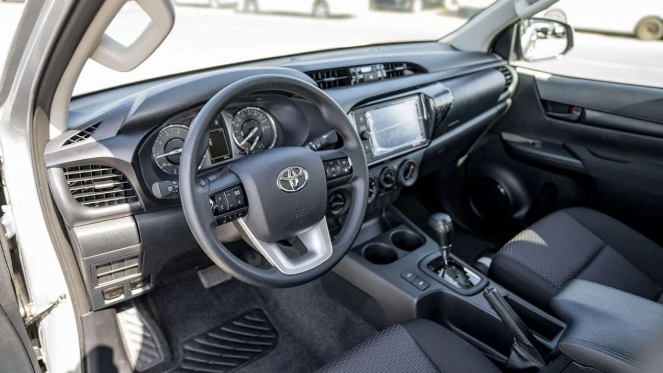 Toyota Hilux 2.4L AT 2025 (8)