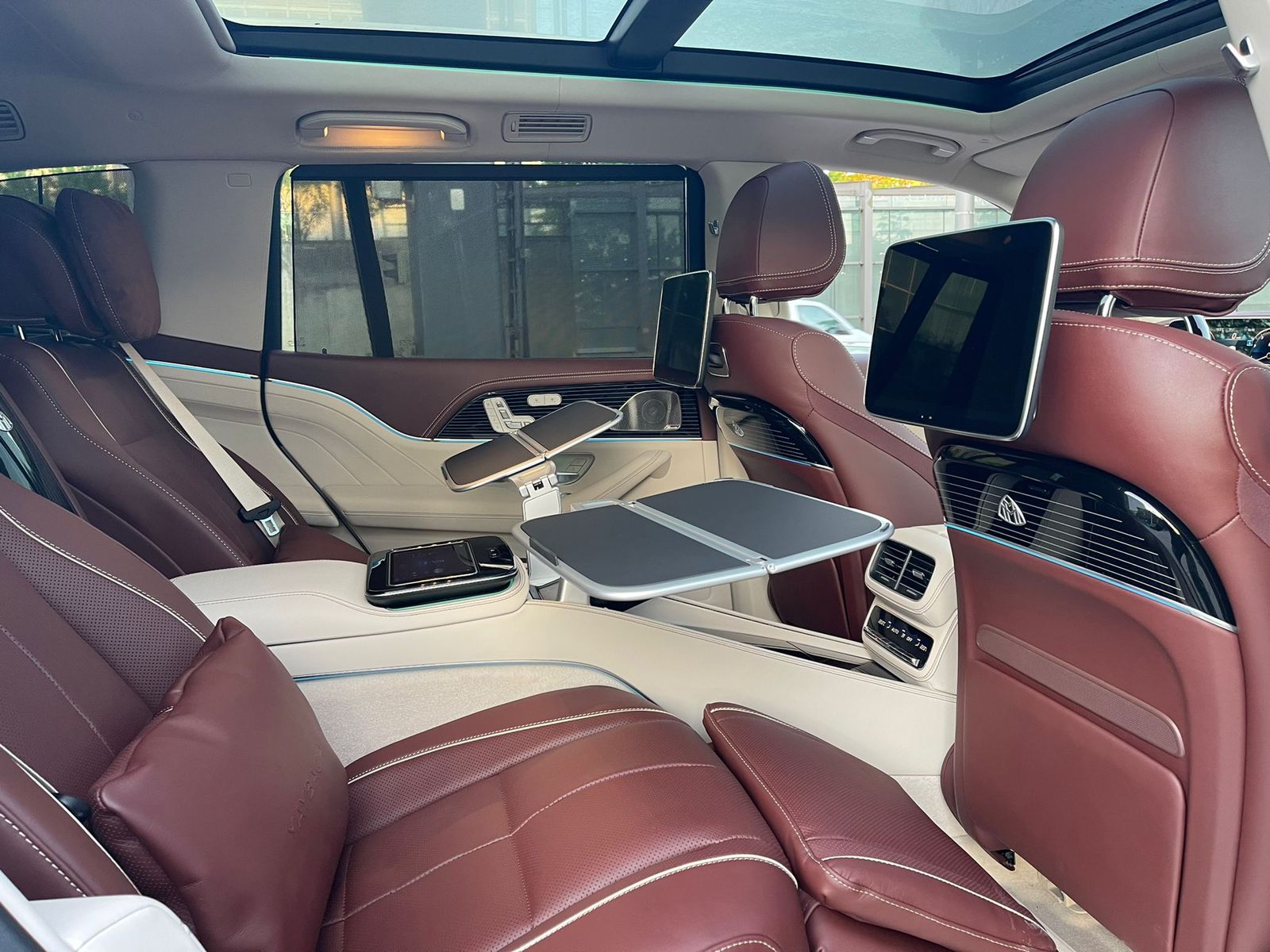 Mercedes Benz GLS 600 Maybach Two tone exterior 2022 (7)