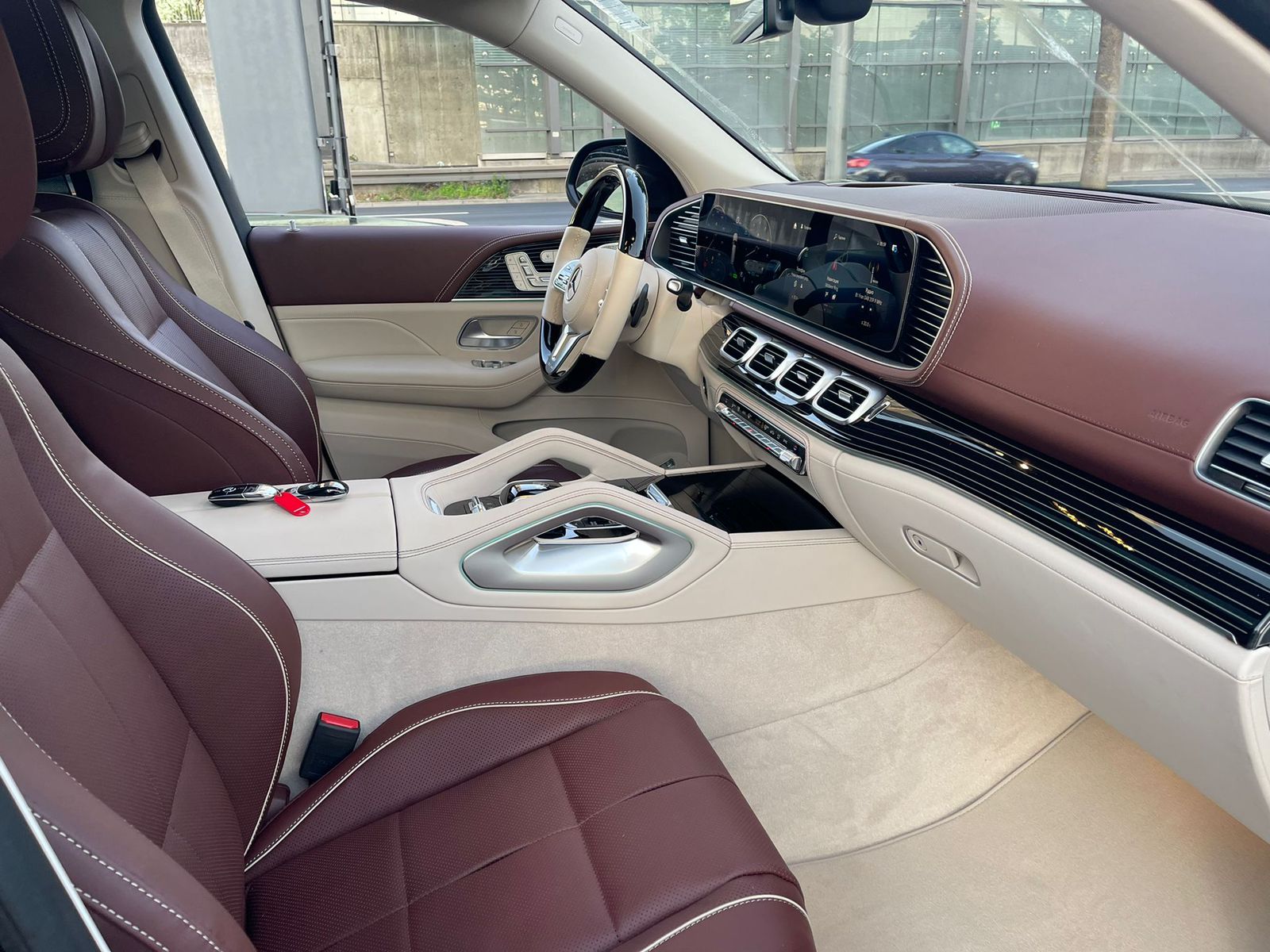Mercedes Benz GLS 600 Maybach Two tone exterior 2022 (9)