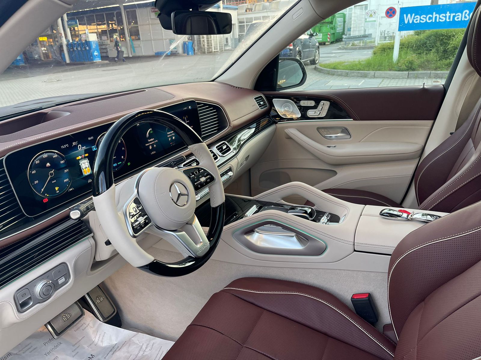 Mercedes Benz GLS 600 Maybach Two tone exterior 2022 (10)