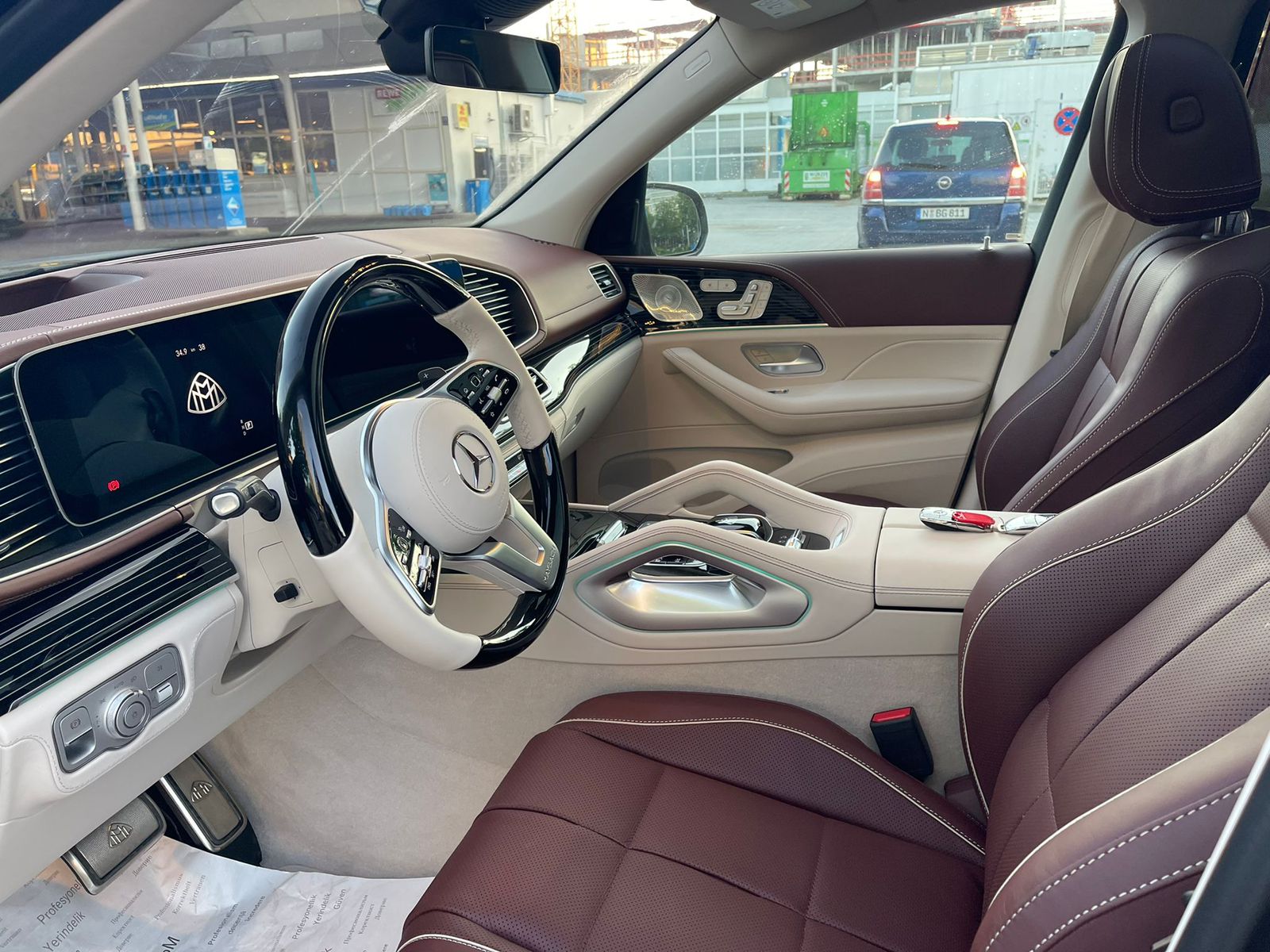 Mercedes Benz GLS 600 Maybach Two tone exterior 2022 (13)