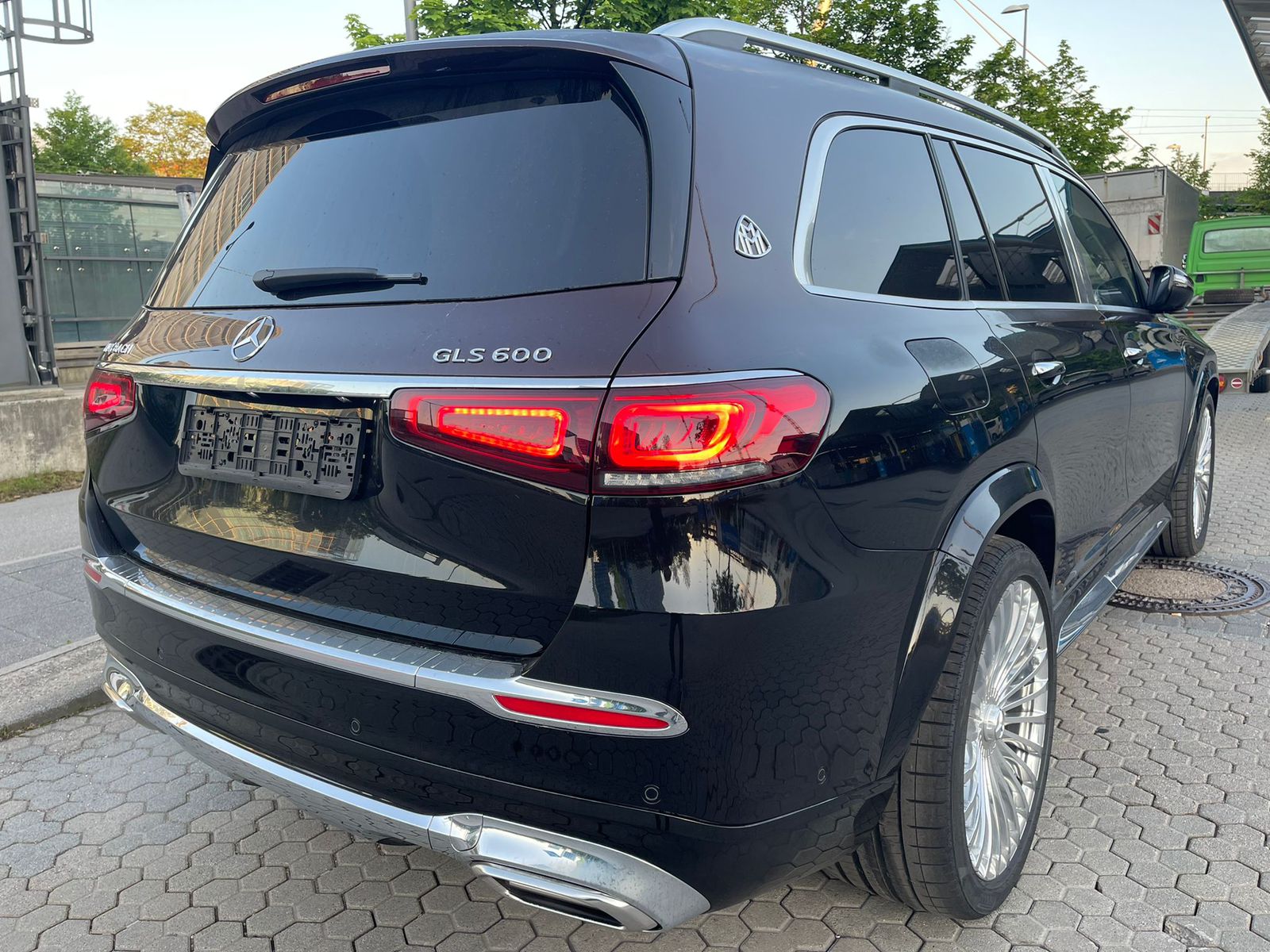 Mercedes Benz GLS 600 Maybach Two tone exterior 2022 (14)