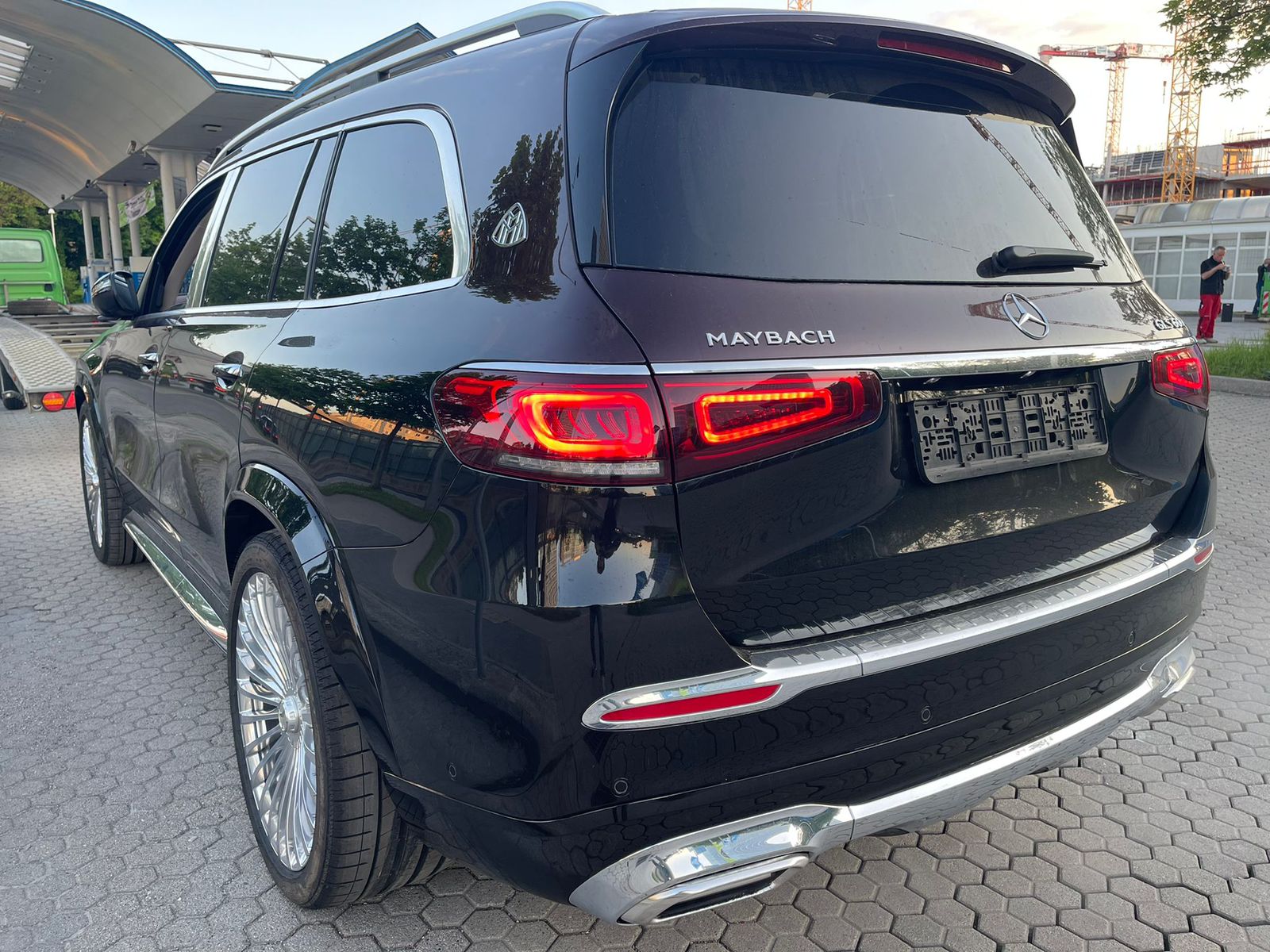 Mercedes Benz GLS 600 Maybach Two tone exterior 2022 (15)
