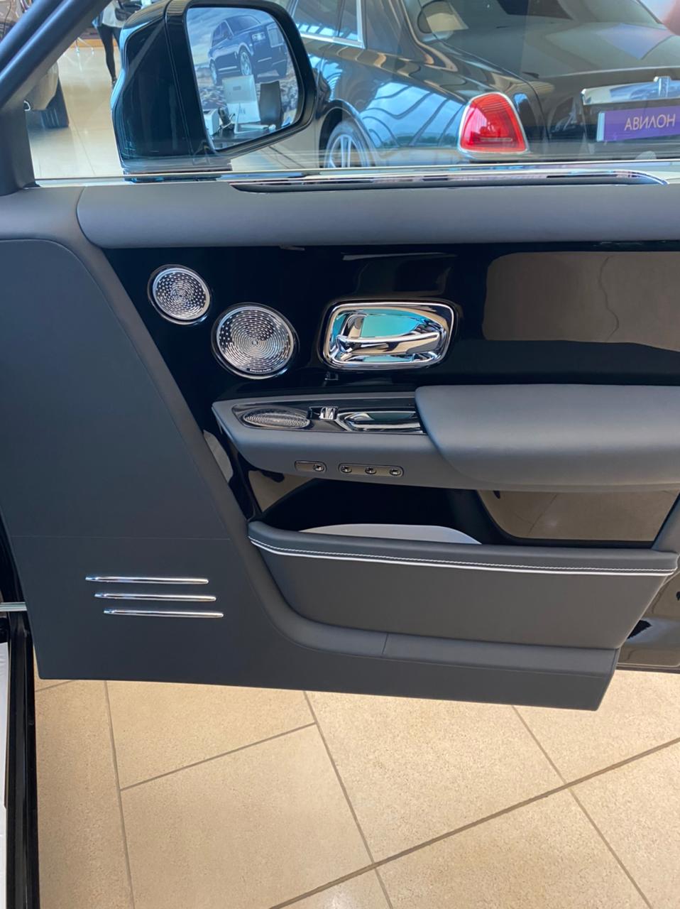 Rolls Royce Phantom EWB 2021 (7)
