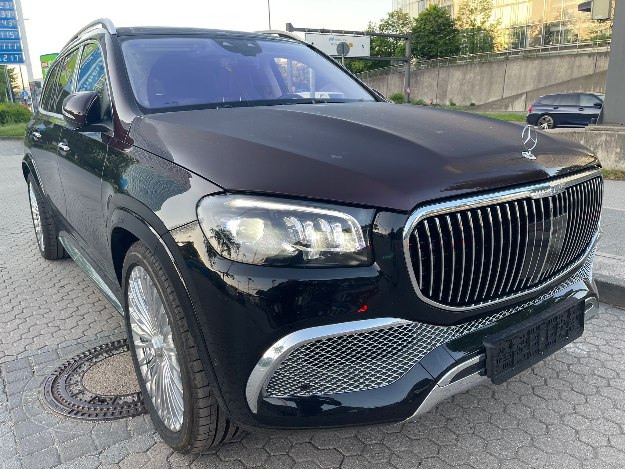 Mercedes Benz GLS600 Maybach Two tone exterior 2022 (14)