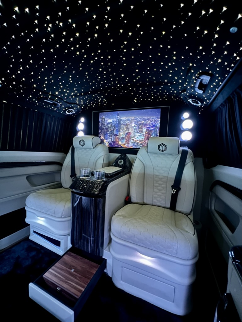 Mercedes Benz V300 d Extra Long Royal Design Armored 2025 (8)
