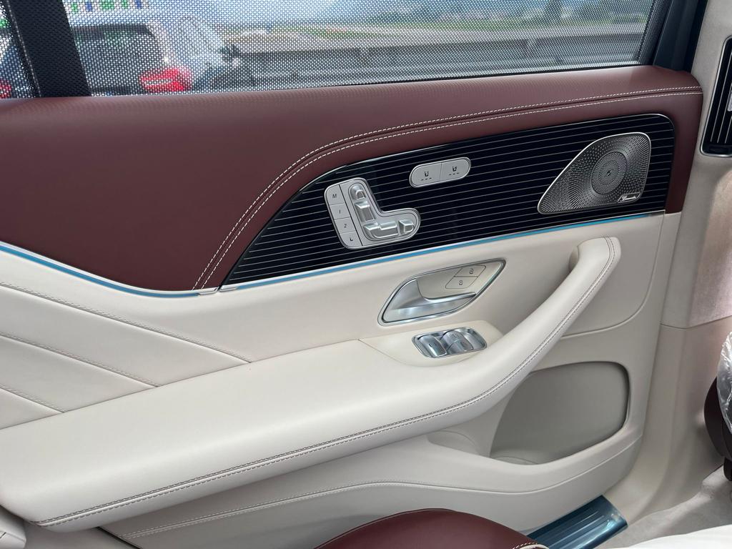 Mercedes Benz GLS 600 Maybach 2023 (7)
