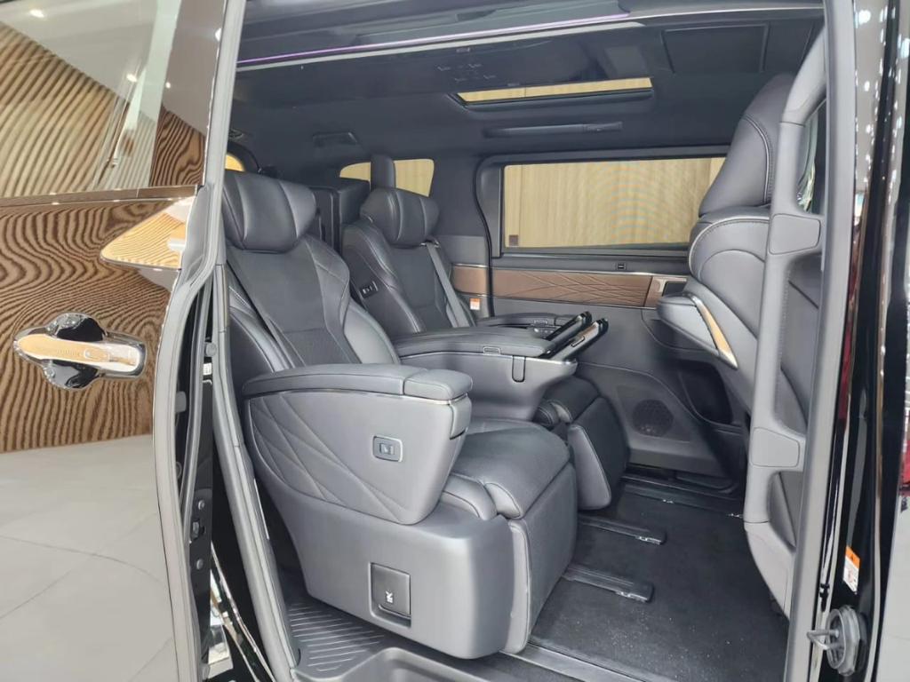 Toyota Alphard 2.5 HEV Executive lounge 2024 (8)
