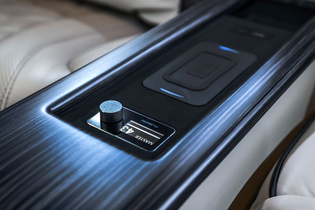 Mercedes Benz V300 d Extra Long Royal Design Conversion 2023 (8)