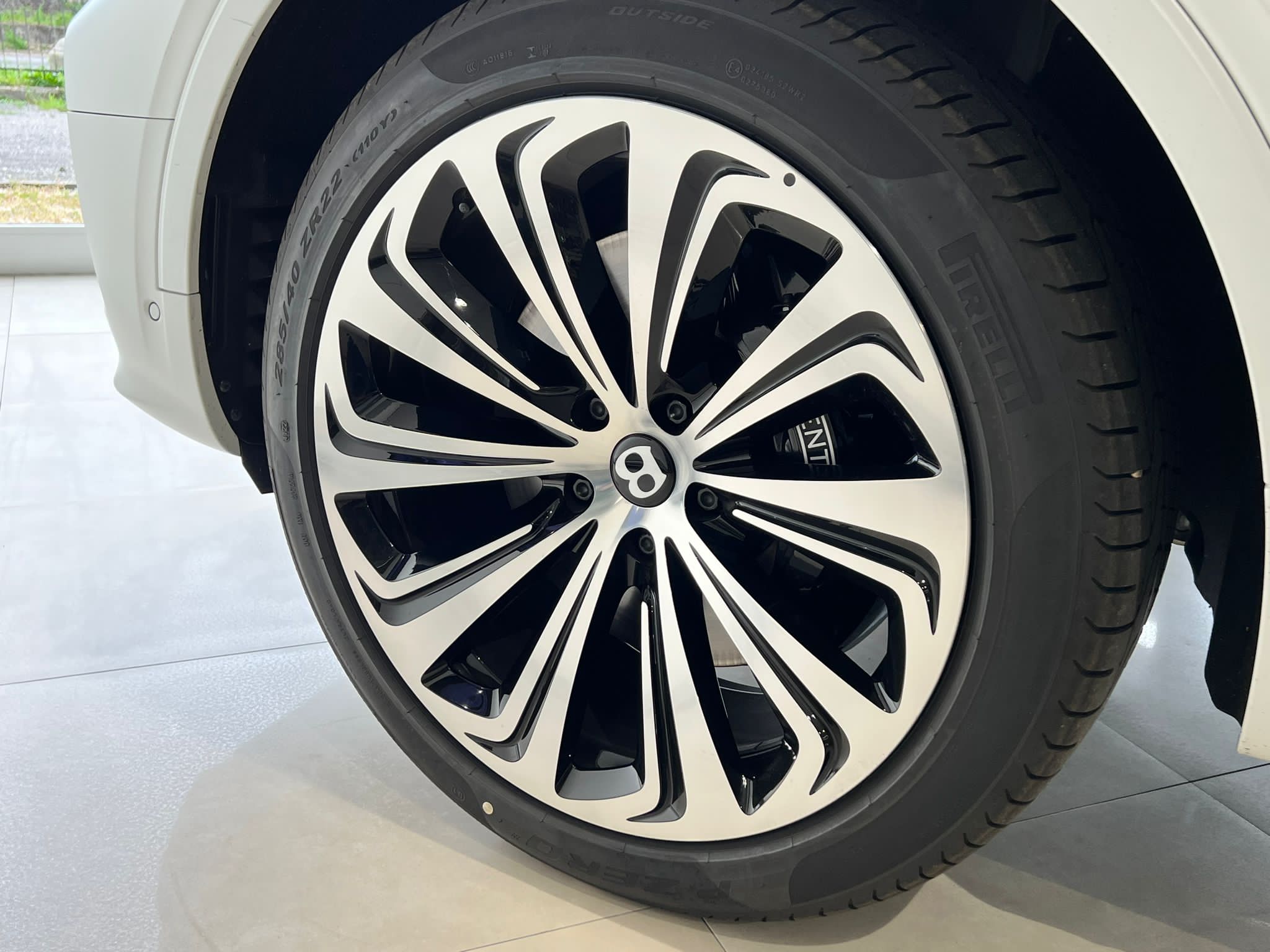 Bentley Bentayga V8 Azure 2023 (7)