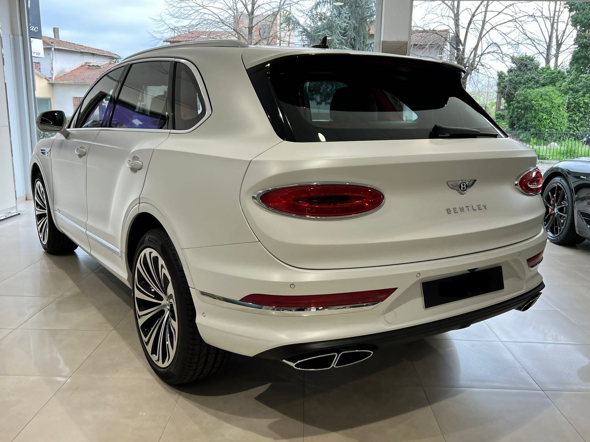 Bentley Bentayga V8 Azure 2023 (8)