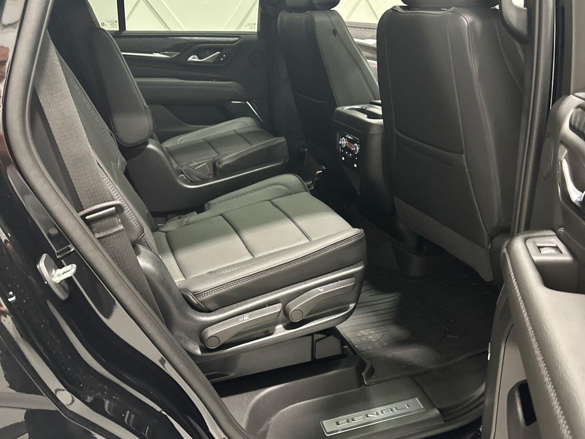 GMC Yukon Denali 2023 (11)