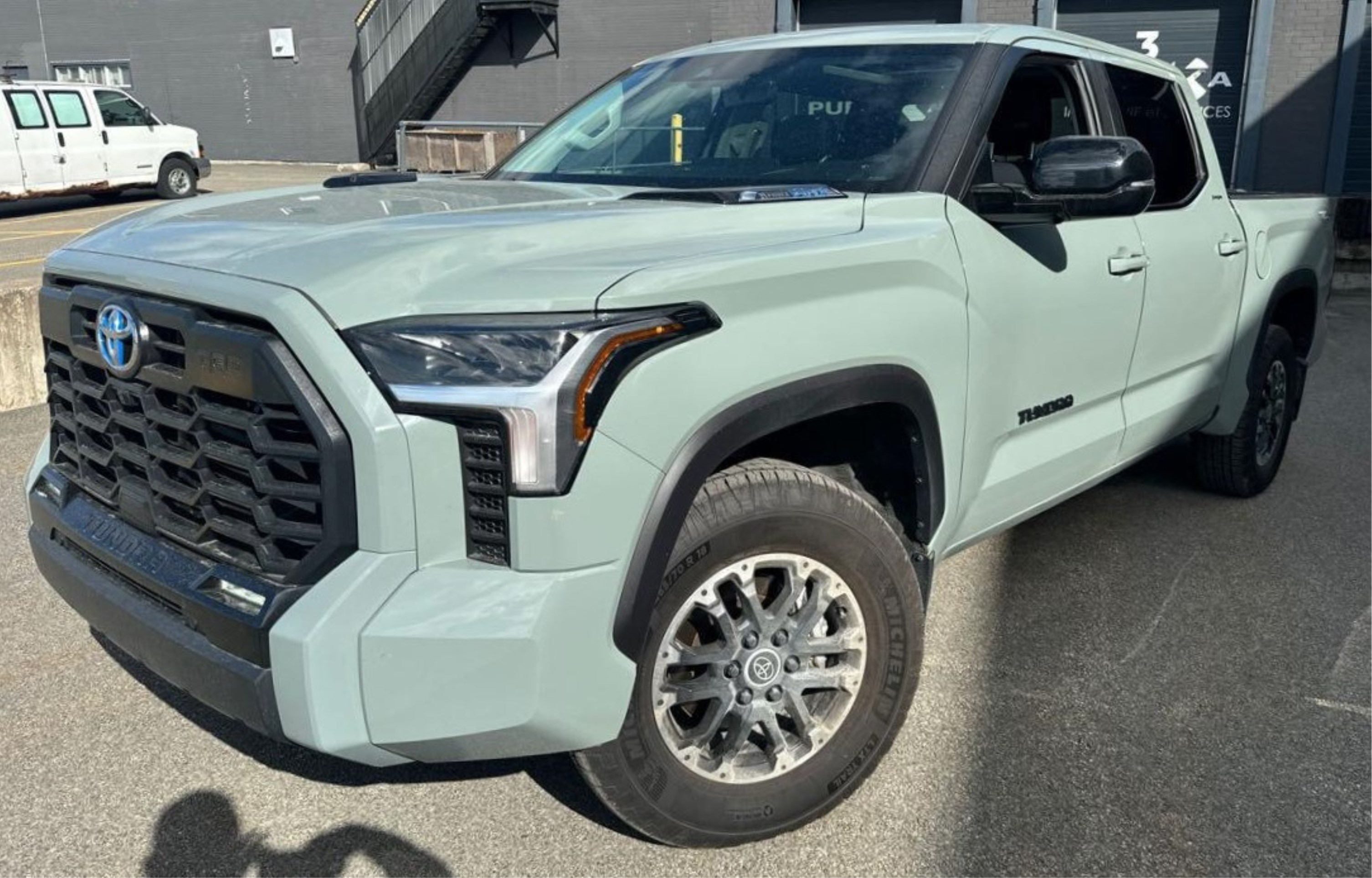 Toyota Tundra Hybrid 4dr 4x4 CrewMax Limited 2024 (8)
