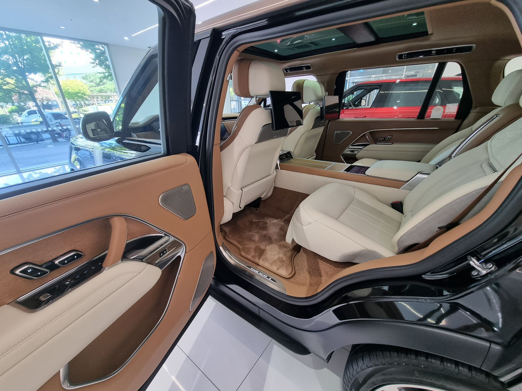 Range Rover P615 SV LWB 2025 (8)