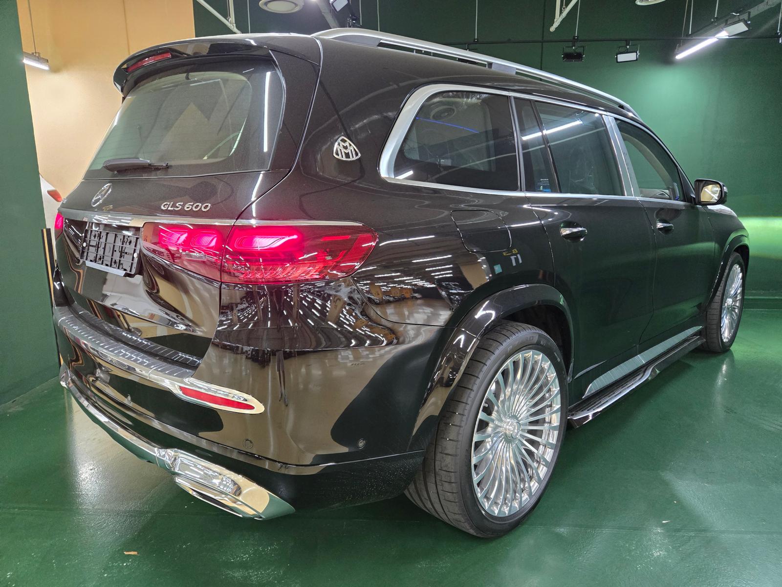 Mercedes Benz GLS 600 Maybach 4 Seater 2025 (9)