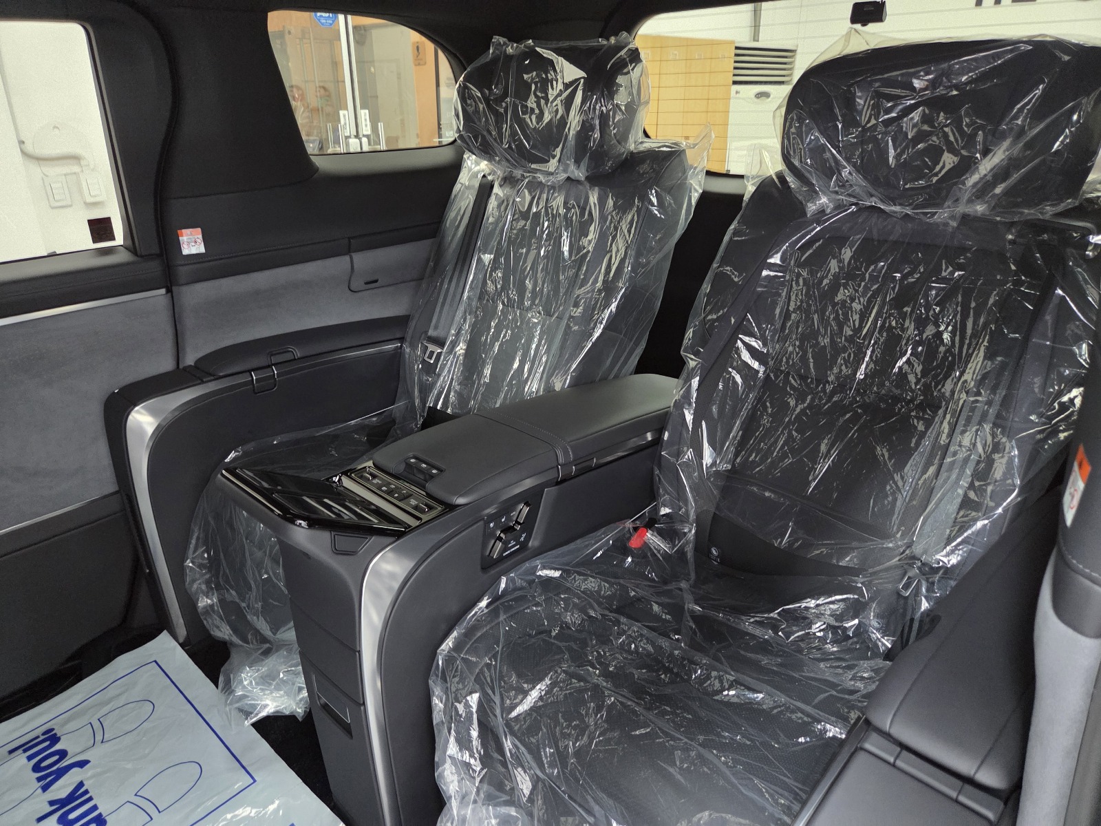 Lexus  LM500h 4 Seater Royal 2025 (7)