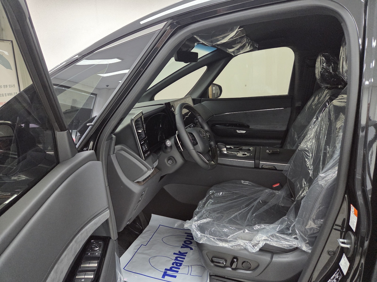 Lexus  LM500h 4 Seater Royal 2025 (9)