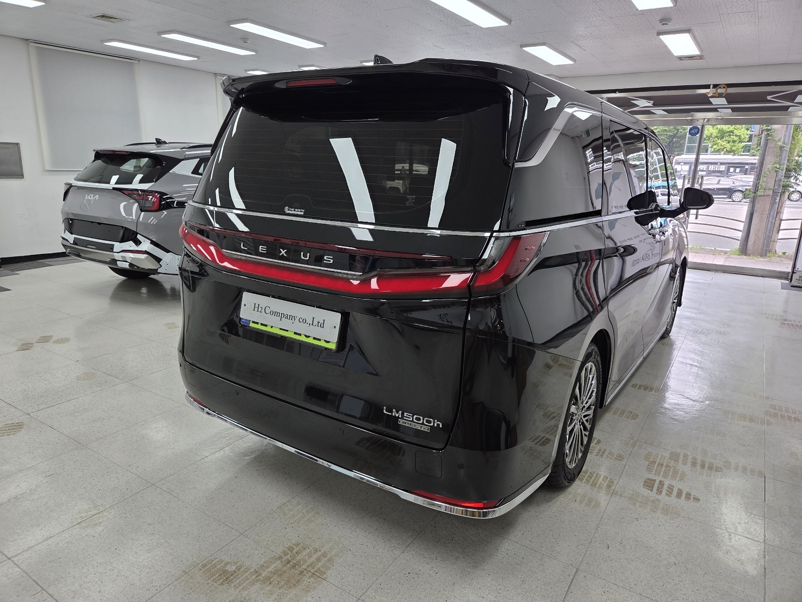 Lexus  LM500h 4 Seater Royal 2025 (10)