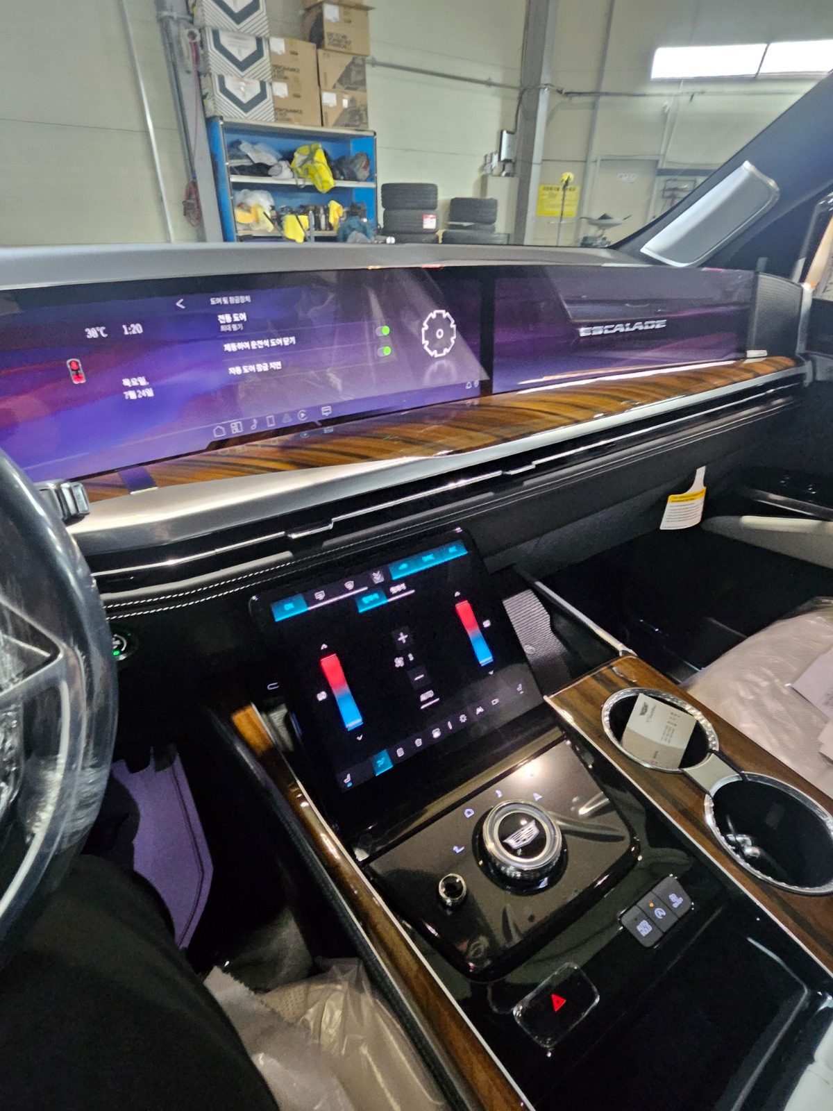 Cadillac  Escalade ESV Sport Platinum long body 2025 (7)