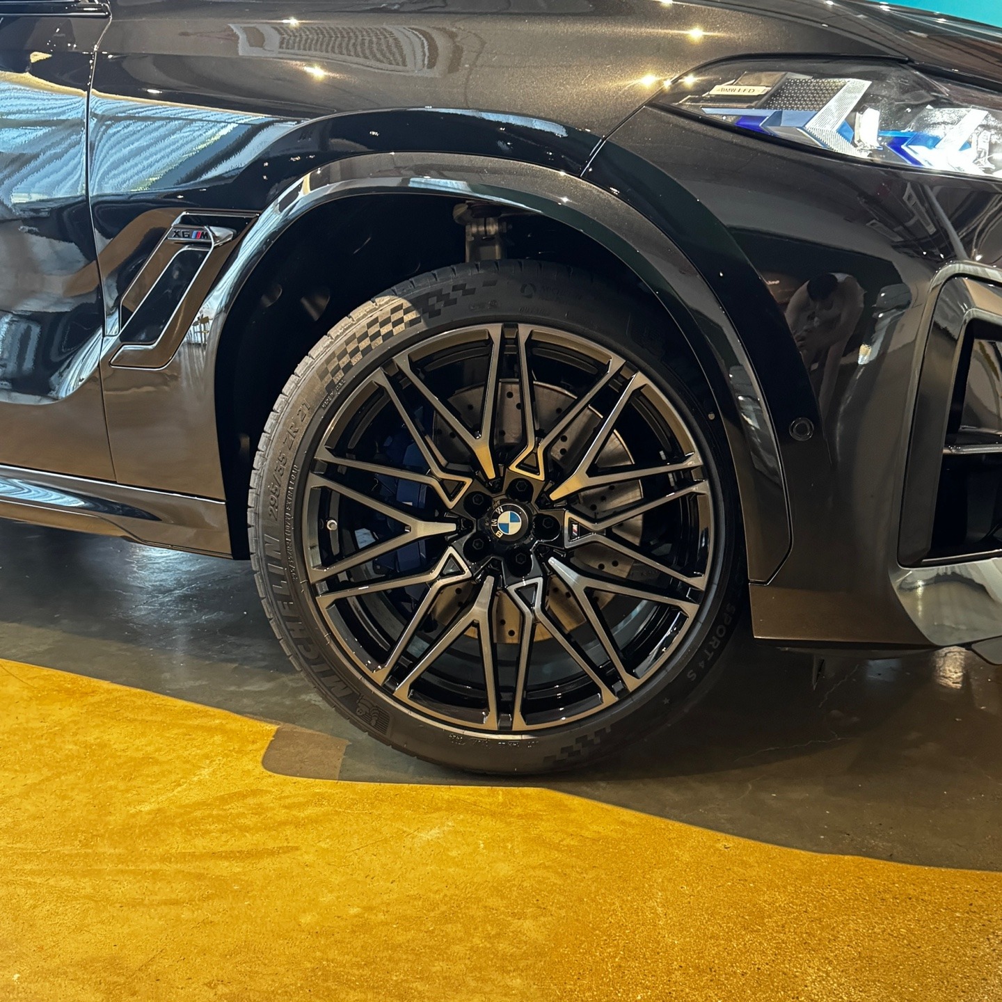 BMW  X6M 2025 (15)