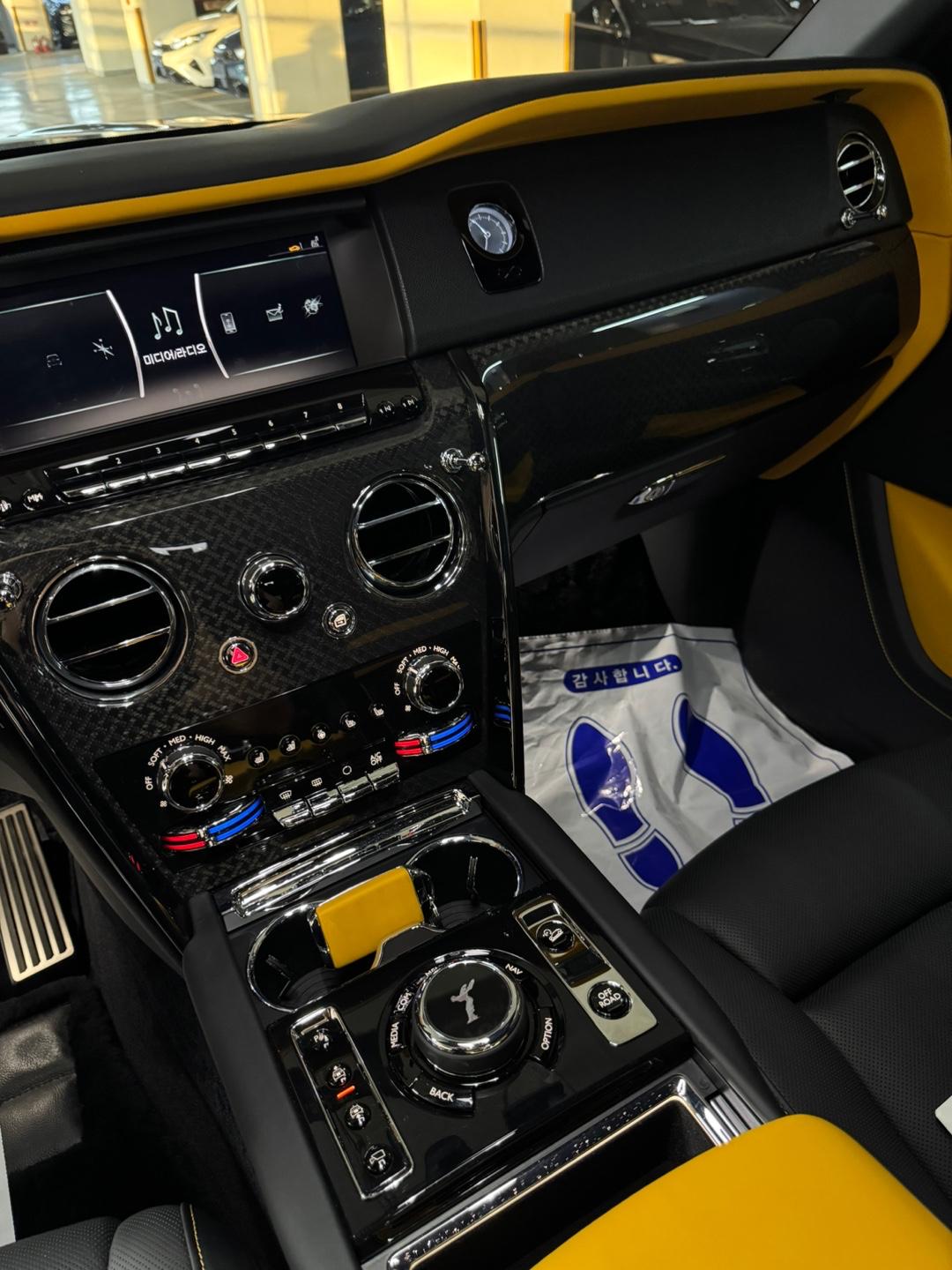 Rolls Royce Cullinan Black badge 2022 (14)