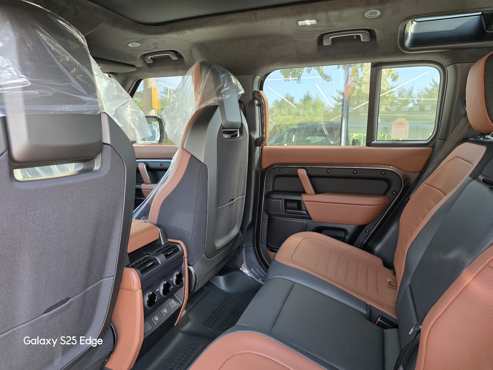 Range Rover  Defender OCTA 2025 (7)