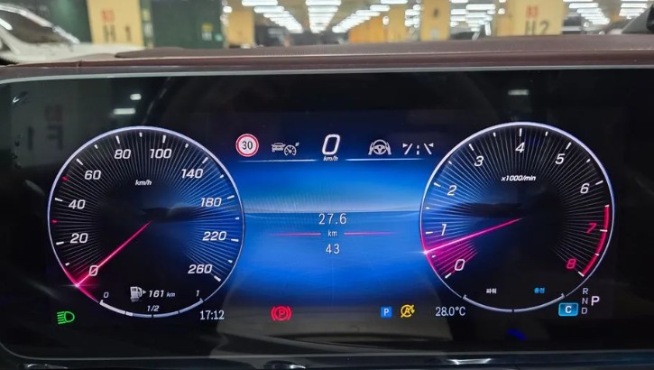 Mercedes Benz GLS600 Maybach 2025 (12)