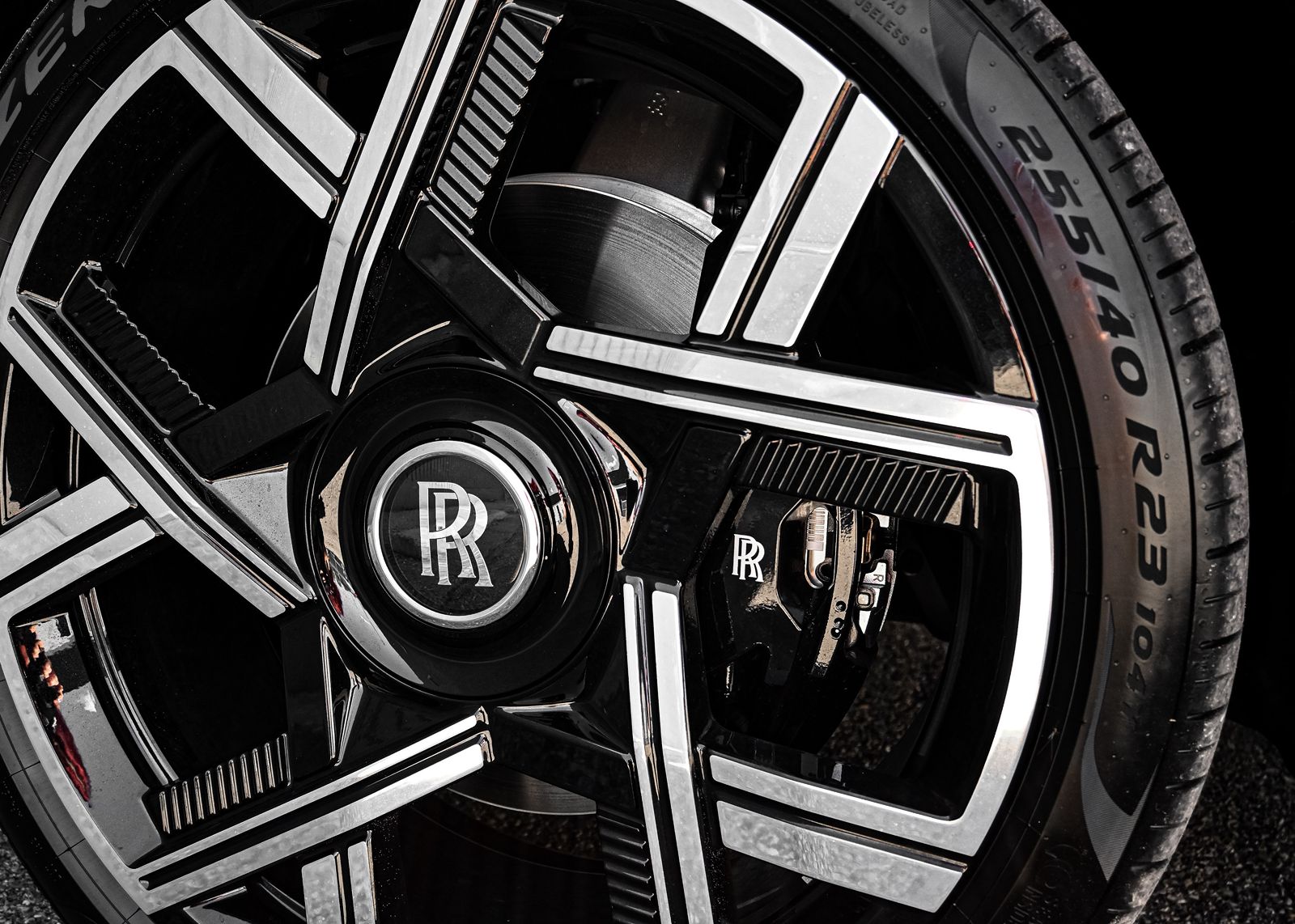 Rolls Royce  Cullinan Black Badge 2026 (17)